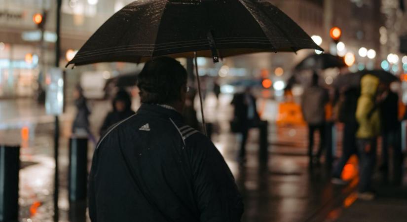 Kiadták a narancs riasztást, veszélyessé válik az időjárás: brutál ónos eső csap le több megyében is