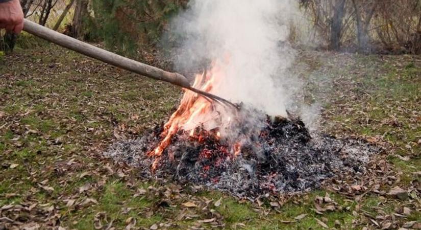 Ezen a településen változnak a kerti hulladék égetésének szabályai