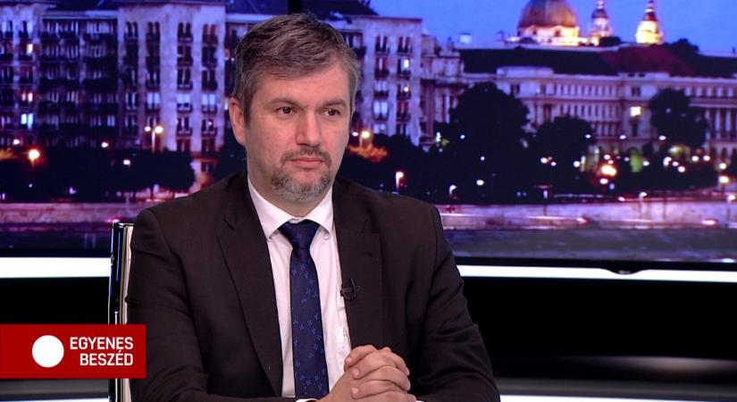 „Szégyellem magam” Hadházy is megjelent a Karmelitánál, ahol Orbán és az AfD vezetője tart hamarosan tájékoztatót