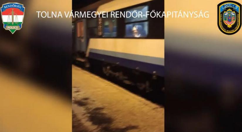 Dühös lett a késés miatt egy utas, úgyhogy tüzet rakott a vonaton