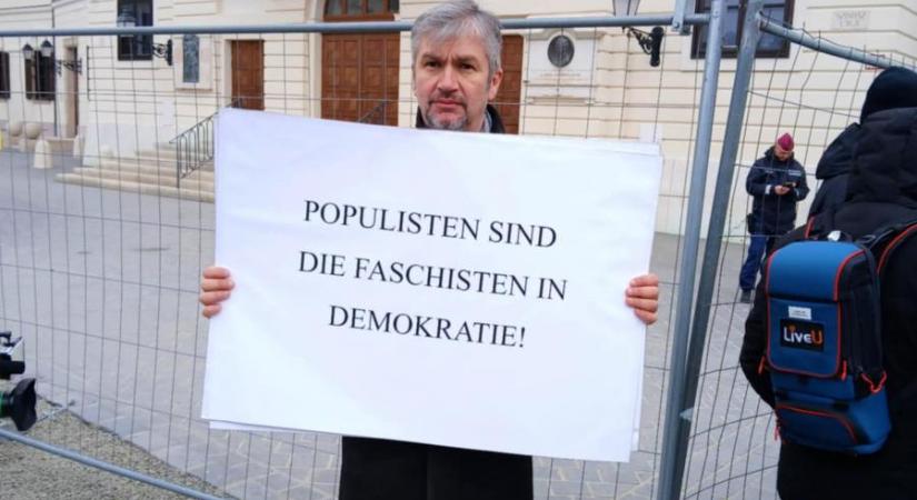 „A populisták a demokrácia fasisztái” - Ezzel a felirattal tüntet az AfD elnökének látogatása ellen Hadházy Ákos