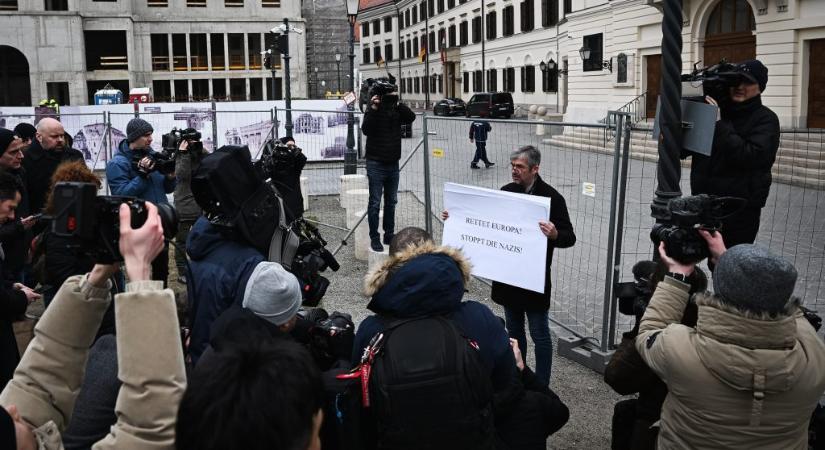 Orbán Viktor sajtótájékoztatót tart az AfD vezetőjével, Hadházy a Karmelita előtt üzent nekik