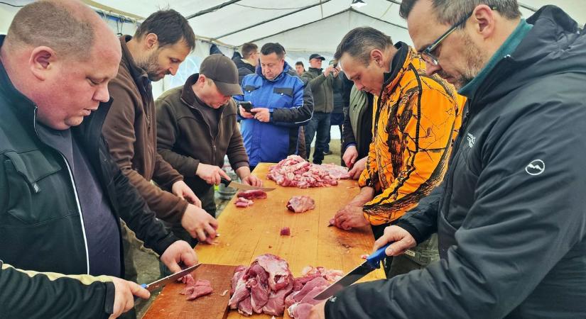 Kolbásztöltés közben épül a közösség a zalai faluban