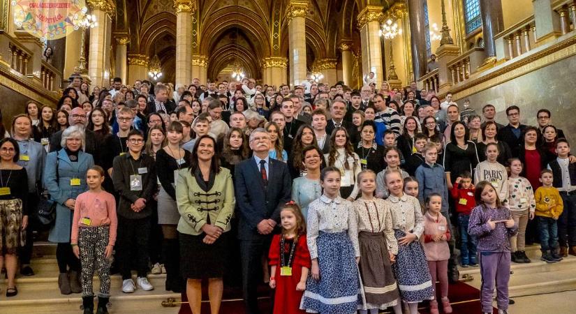 Kárpátaljai nagycsaládosok az Országházban tartott családi napon - Együtt a jövőt formáló alkotóerő vagyunk