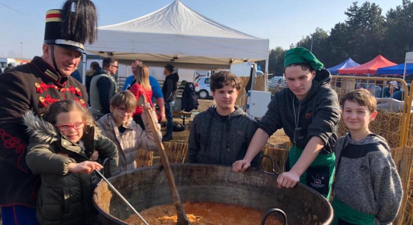 Forgó-pálinkával, disznótorossal jön a Kakucsi Böllérfesztivál