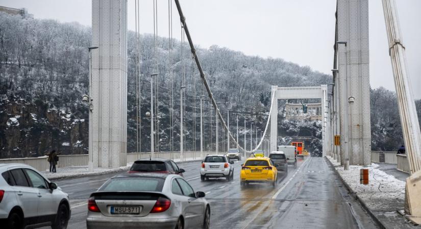 Felborult egy autó az Erzsébet hídon