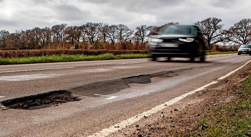 Kátyú miatt károsodott az autója? Így szerezhet kártérítést