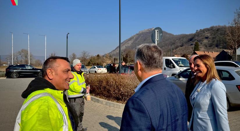 Véletlen villámtalálkozó Visegrádon: jászsági kisebbségi vezető pacsizott Orbán Viktorral