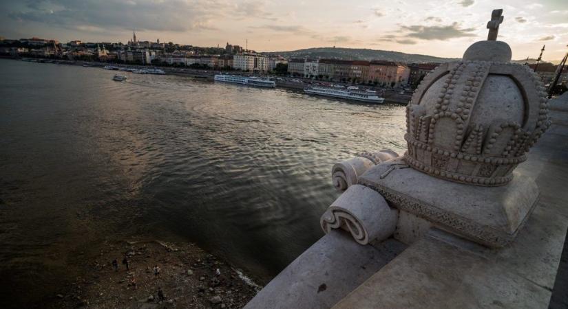 Megint letörtek a Margit hídról kőkereszteket