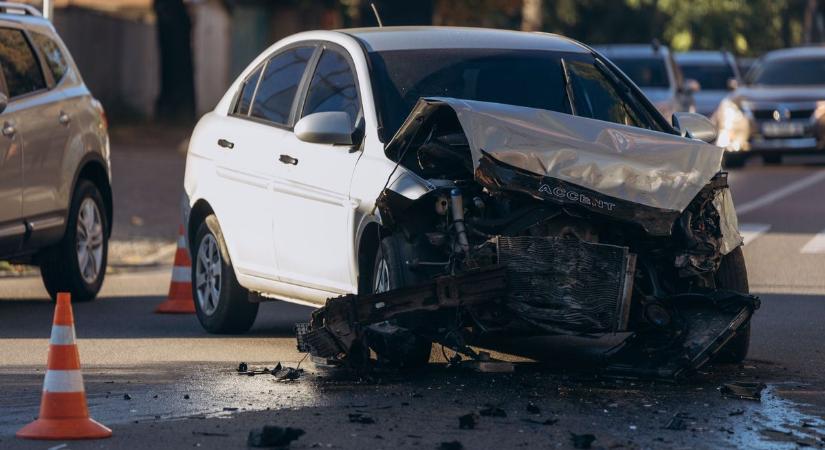 Korlátnak csapódott egy autó a 67-es főúton