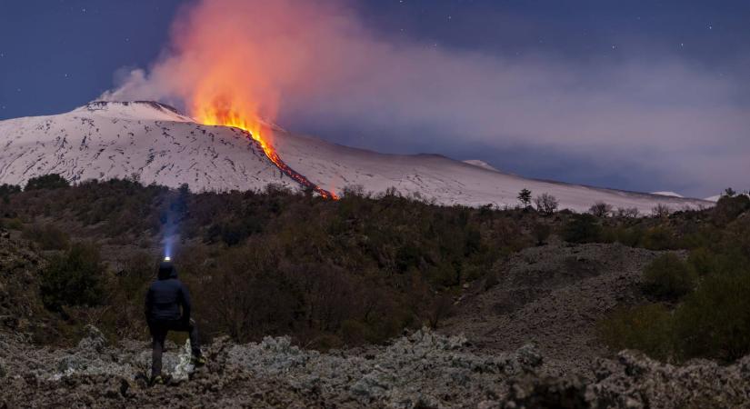 Mesés látványt nyújt az Etna kitörése után a havas lejtőkön lezúduló láva