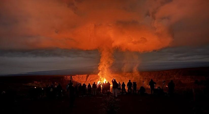 Turistalátványosság lett a tengerbe lávát lövellő vulkán  videó