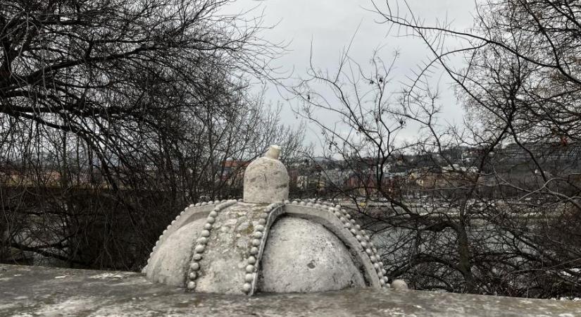 Ismeretlenek megint letörték a Margit híd több kőkeresztjét