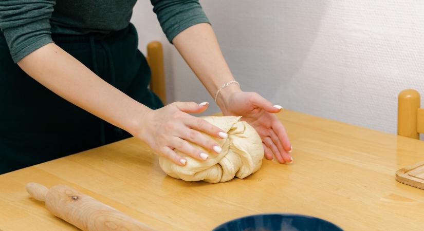 Ha egy kanállal adunk a tésztához, úgy kinyílik, mint egy lap! A vékony és szakadásálló tészta titka