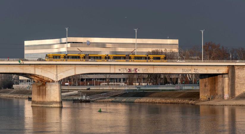 Újabb súlyos baleset történt az Árpád hídon, leállt a villamosközlekedés