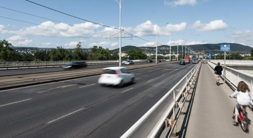 Átrepült egy autó a villamossínek felett az Árpád hídon