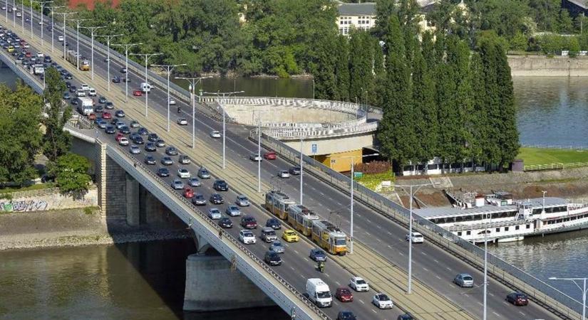 Villamossíneken rekedt a balesetező autó - hatalmas a káosz az Árpád hídnál