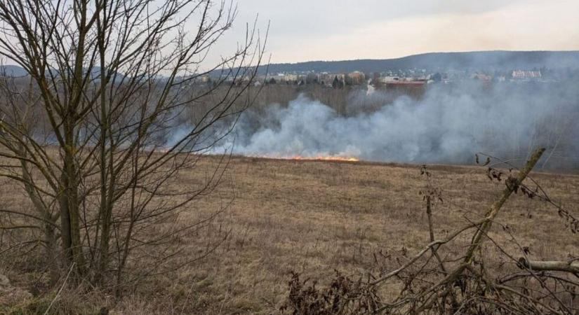 Felcsaptak a lángok és dől a füst, errefelé ne nyisson most ablakot