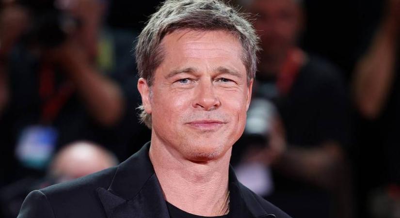 Így fest félmeztelenül a 61 éves Brad Pitt: a szívdöglesztő sztár új filmjében mutatta meg kidolgozott felsőtestét