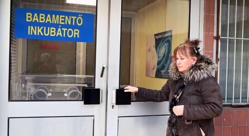 Akkor döbbentek meg igazán az orvosok, miután megvizsgálták a szolnoki babamentőben hagyott csecsemőt – videóval