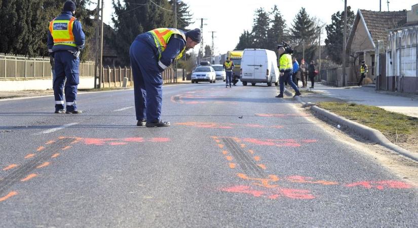 A patikából tartott kifelé, a lánya az autóban várta, amikor halálra gázolták a nőt Pátyodon