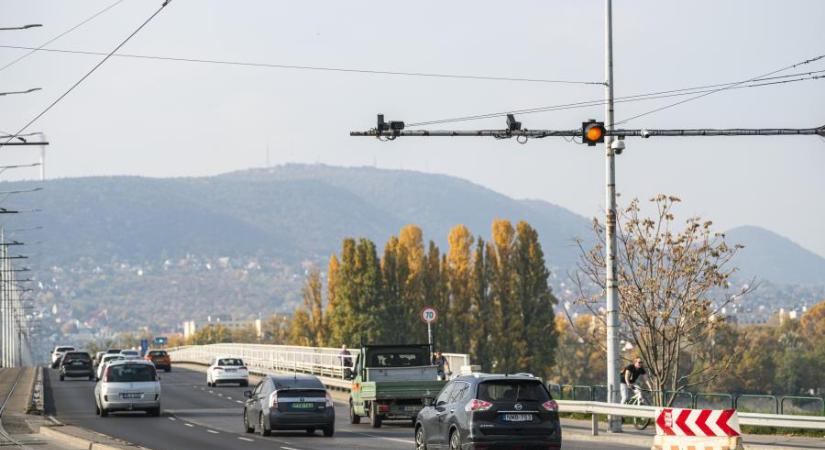 Baleset az Árpád hídon: a Budáról Pestre vezető oldalra repült át egy személyautó