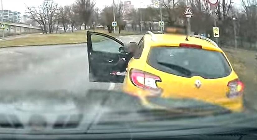 Balhézni akart az agresszív taxis, mert rádudált egy autós - kínos, ahogy helyben hagyták - videó