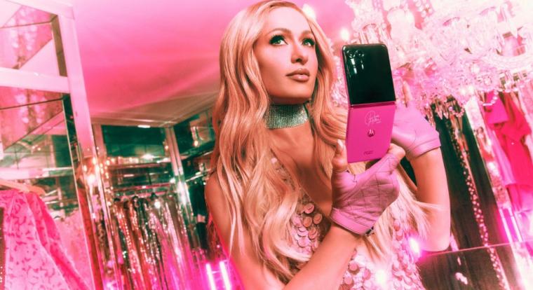 A Moto Razr Paris Hilton kiadása annyira rózsaszín, hogy a flamingókat is lenyűgözné