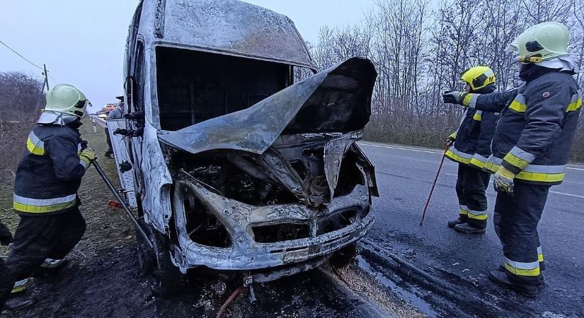 Lángolt egy kisteherautó az 55-ös főúton, szigorítják a közlekedési szabályokat