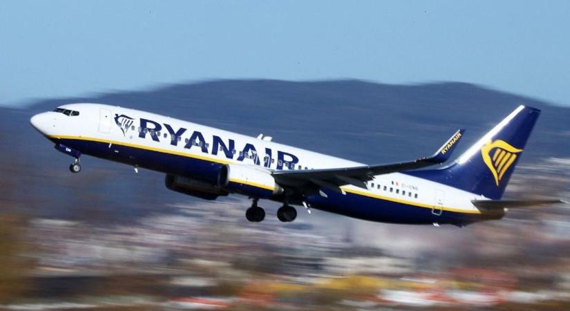 Sokkoló: 50 fontot fizettetett a Ryanair egy utassal egy vizes palackért