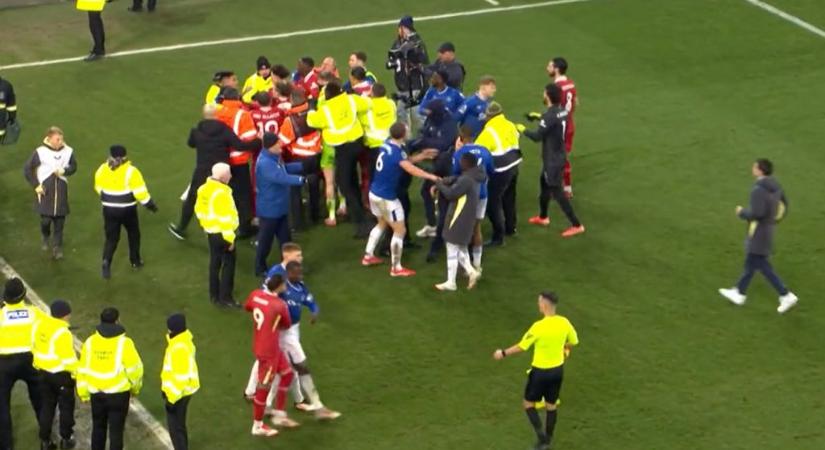 Elképesztő balhé a Liverpool meccsén: a 98. percben egyenlített az Everton, egymástak estek a focisták – VIDEÓ