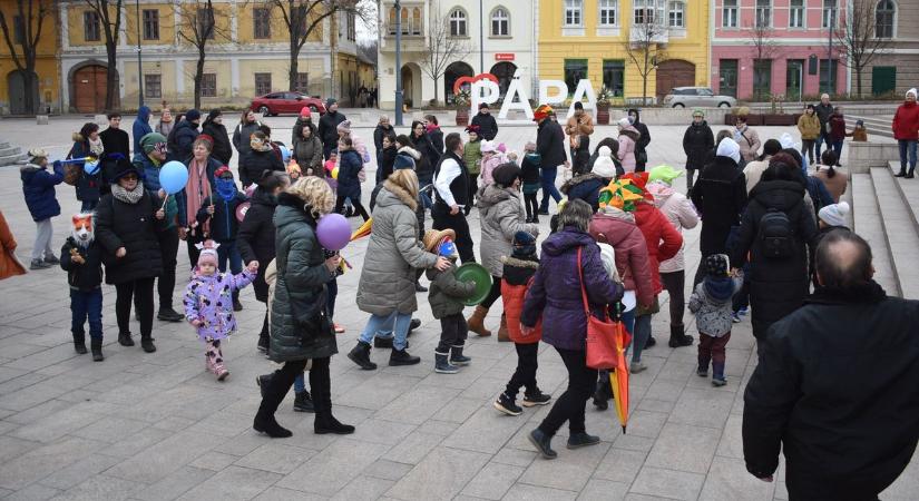 Kicsik és nagyok közösen hívták a tavaszt a Pegazus-farsangon