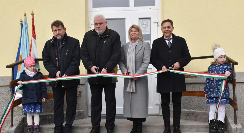 Komoly beruházás után kapott új arculatot az árokszállási vasútállomás – galériával, videóval