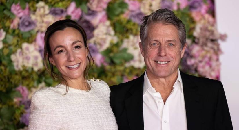 Hugh Grant 19 évvel fiatalabb felesége miniruhában ragyogott a premieren: Annát évekig rejtegette a nyilvánosság elől