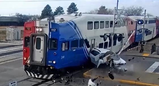 Ráhajtott a sínekre a pirosnál, lecsukódott mögötte a sorompó, aztán jött a vonat – videó