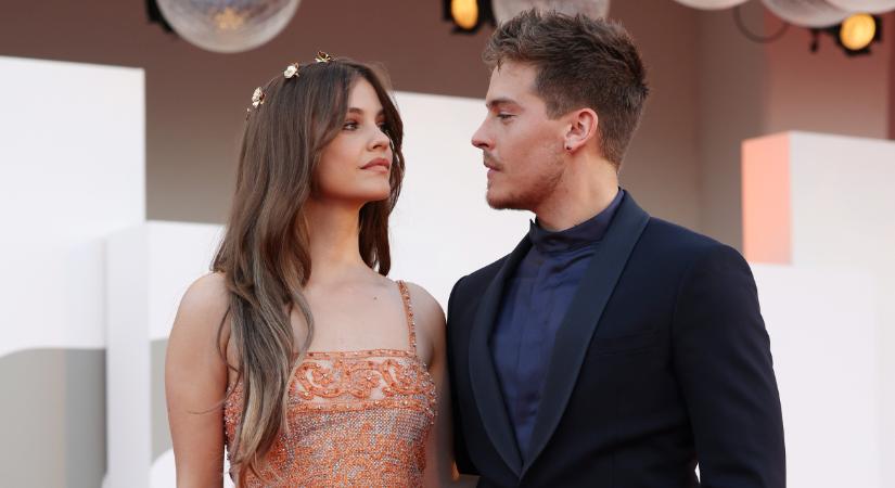 Palvin Barbara és Dylan Sprouse csókja többet mond minden szónál, csak úgy izzik köztük a levegő