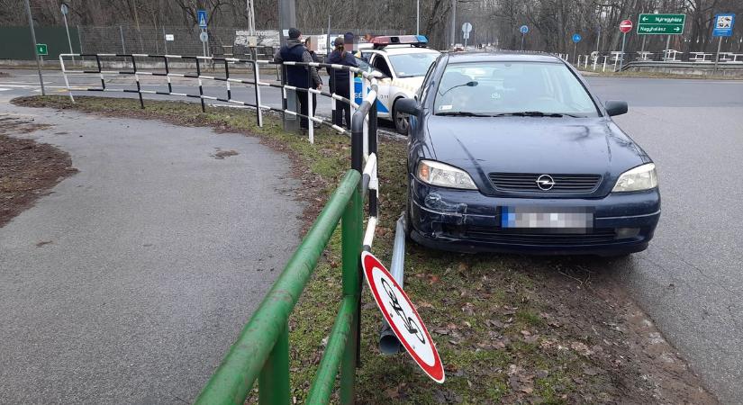 Csúnyán nekiment a táblának a sofőr, figyelmetlenség volt az oka?