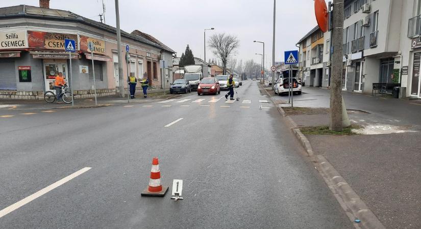 Fékezés közben borult nagyot a motoros, megsérült és kórházba vitték