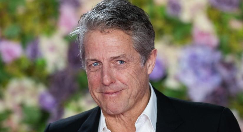 Ő ilyen és elképesztő a gyönyörűsége: vele él együtt a 64 éves Hugh Grant