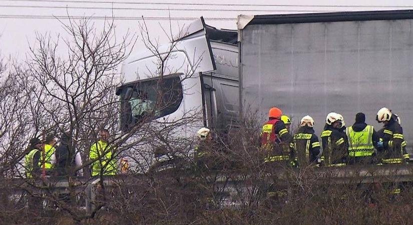 Tragédia Burgenlandban: a helyszínen életét vesztette a kamionnal ütköző autó sofőrje - helyszíni fotók