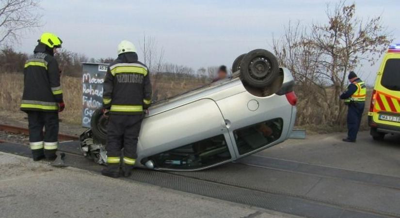 Rejtélyes baleset: a sínekre zuhanva borult fejtetőre a vasúti átjáróban egy autó Szentimrén