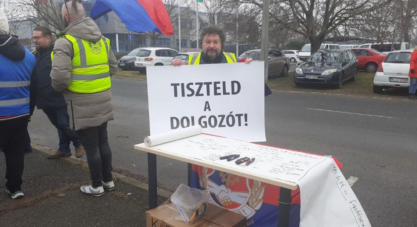 Demonstráció a győri WKW-nál - várják a németországi vezetőket