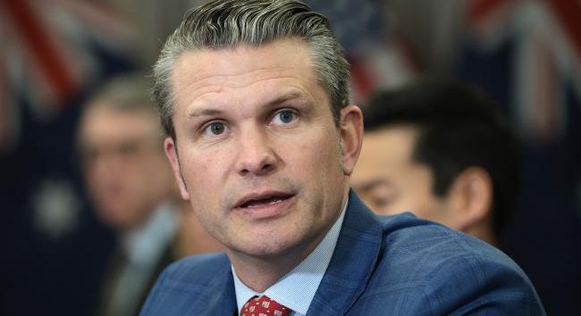 A béke felé tett gyors lépés és a Putyinnal folytatott tárgyalások nem jelentik Ukrajna elárulását – Hegseth