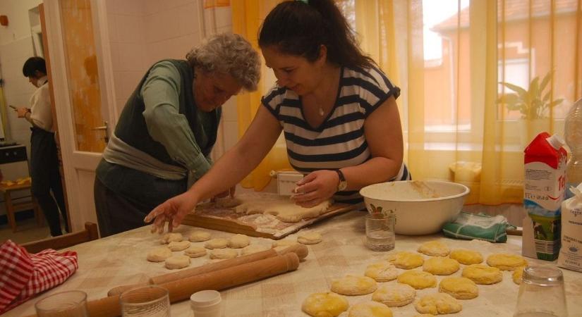 Farsangi fánkok sütése hozta össze a generációkat a konyhába – galériával, videóval