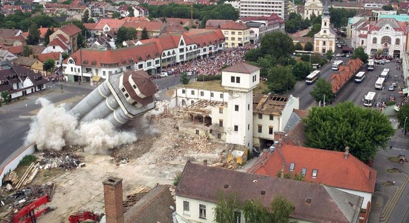 Látványos felvételeken mutatjuk, hogyan vált eggyé a földdel a régi kecskeméti malom – galériával, videóval