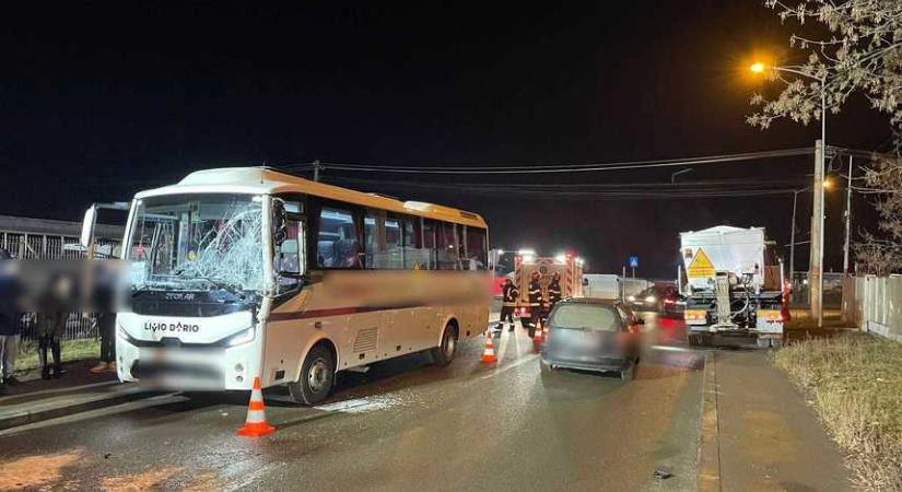 Autóbusz és furgon ütközött Kolozsváron – 14 személy érintett