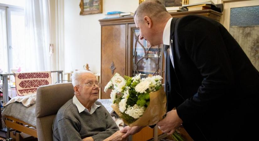 90 éves lett Heigl István, a Nagy Lajos Gimnázium legendás tanára