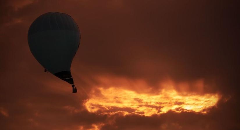 Elítélték a pilótát: mulasztása miatt halt meg egy utas a lángoló hőlégballonban!