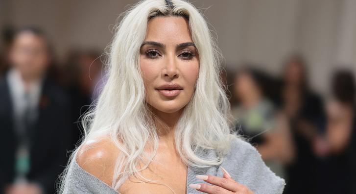 Kim Kardashian olyan szűk ruhát vett fel, hogy nemhogy járni, de levegőt venni is alig tudott benne