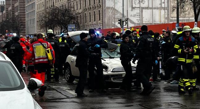 Demonstrálók közé hajtott egy autós Münchenben